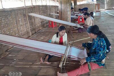 Lớp học nghề dệt tại thôn Kon Rôn